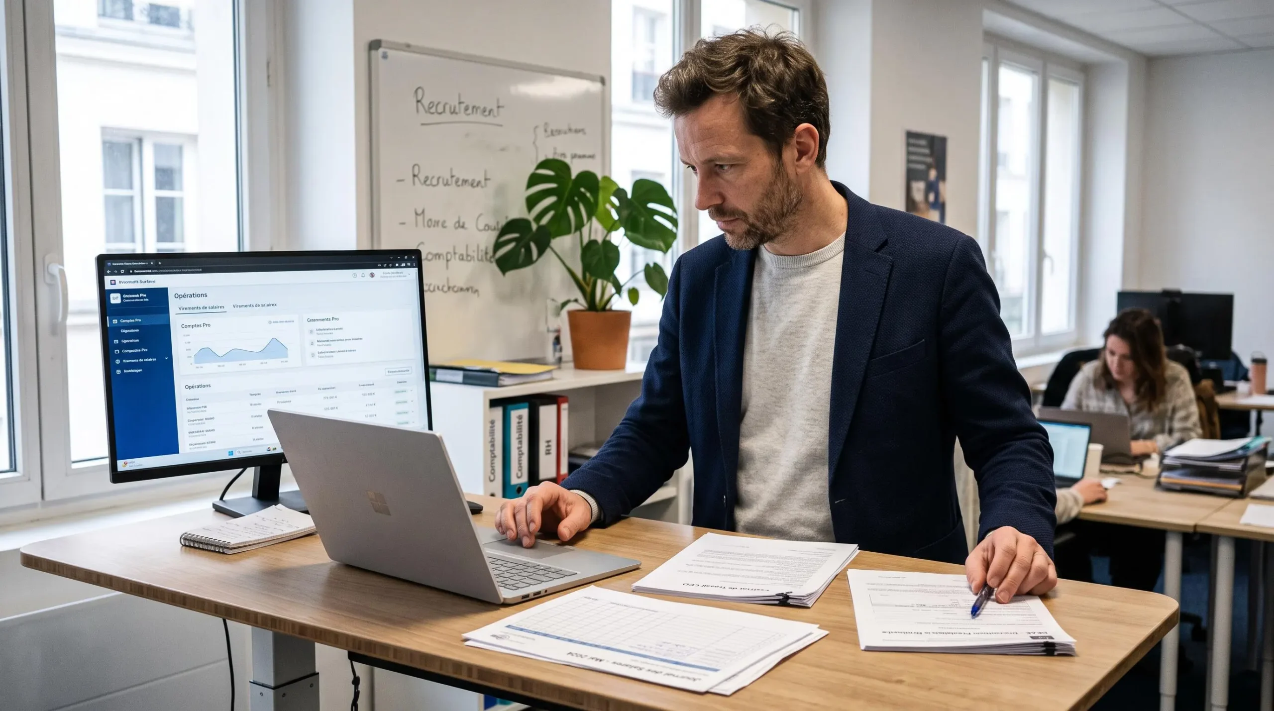 Entrepreneur français organisant la structure bancaire de son entreprise lors de sa première embauche